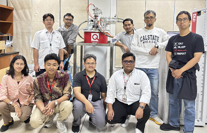 BRIN-Q group photo with their Quantum Design Oxford TeslatronPT Plus